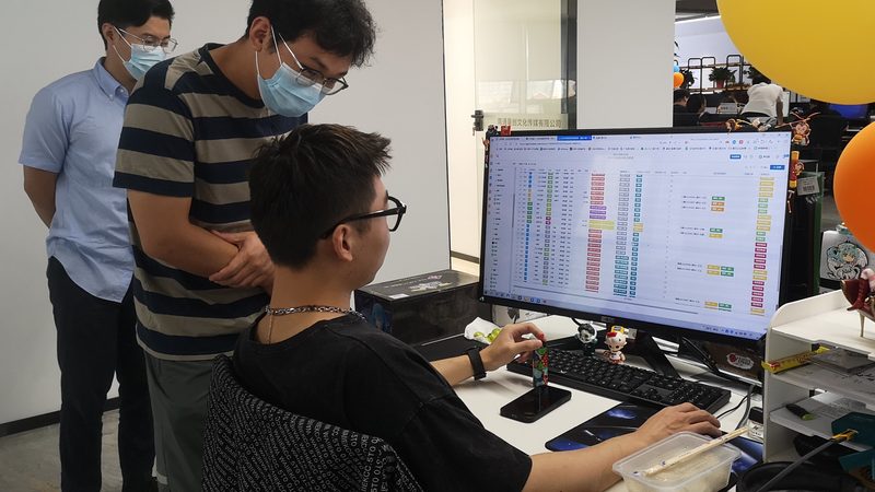 选择加盟品牌时，首先要考察其实力与资质。一个有实力的加盟品牌，通常具备以下条件：